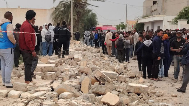 تونس.. احتجاجات عقب جنازة تلميذين توفيا في انهيار جدار معهد ثانوي
