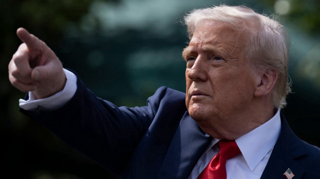 Le président américain Donald Trump fait un geste après avoir accueilli les champions nationaux de football universitaire de 2025, les Ohio State Buckeyes, célébrant le titre de l'équipe lors d'une cérémonie sur la pelouse sud de la Maison Blanche à Washington, DC, le 14 avril 2025.