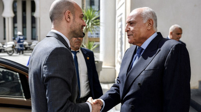 Cette photo diffusée par le ministère français de l'Europe et des Affaires étrangères (MEAE) montre le ministre français des Affaires étrangères Jean-Noël Barrot (à gauche) reçu par le ministre algérien des Affaires étrangères Ahmed Attaf (à droite) au siège du ministère à Alger, le 6 avril 2025.