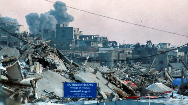 Des panaches de fumée se dégagent des bombardements israéliens à l'est de la ville de Gaza, photographiés depuis Jabalia, dans le nord de la bande de Gaza, le 14 avril 2025.