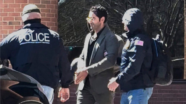 Un étudiant palestinien de l’Université Columbia, Mohsen K. Mahdawi, a été arrêté lundi par les services de l’immigration et des douanes des États-Unis (ICE)
