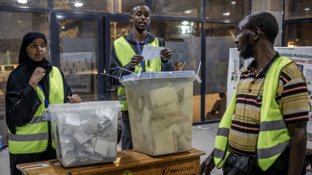 Un fonctionnaire de la Commission électorale nationale du Somaliland (SNEC) compte les votes à haute voix après la fermeture des bureaux de vote lors de l'élection présidentielle du Somaliland à Hargeisa, le 13 novembre 2024.