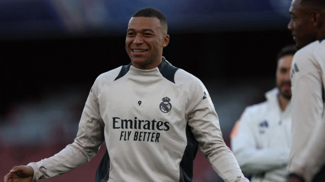 L'attaquant français du Real Madrid, Kylian Mbappé, sourit lors d'une séance d'entraînement au stade Emirates de Londres, le 7 avril 2025, à la veille du match aller des quarts de finale de la Ligue des champions de l'UEFA contre Arsenal.