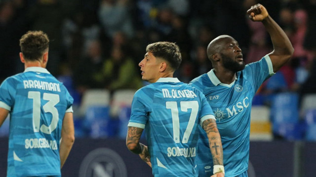 L'attaquant belge de Naples, Romelu Lukaku (à droite), célèbre son but lors du match de Serie A entre Naples et Empoli, au stade Diego Armando Maradona, à Naples, le 14 avril 2025.
