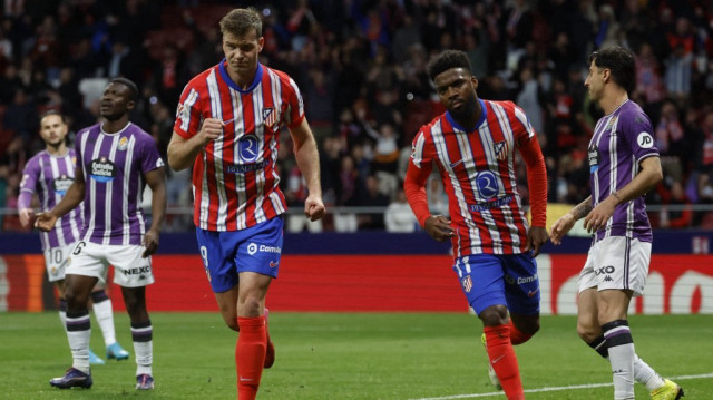L’attaquant norvégien de l’Atlético Madrid, Alexander Sorloth (3e en partant de la gauche), célèbre le quatrième but de son équipe lors du match de championnat d’Espagne entre le Club Atlético de Madrid et le Real Valladolid FC, disputé au stade Metropolitano de Madrid, le 14 avril 2025.