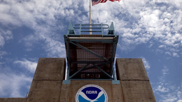 Le logo de la National Oceanic and Atmospheric Administration (NOAA) est visible au Nation Hurricane Center.