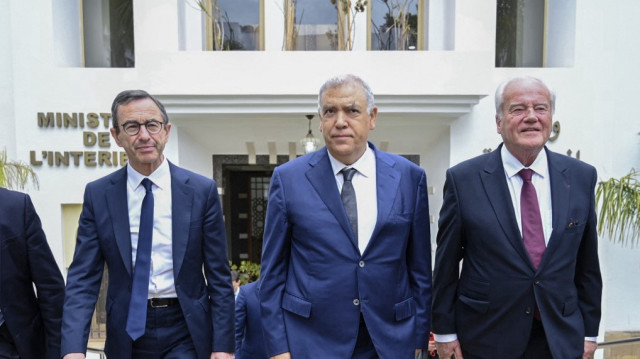 Le ministre marocain de l'Intérieur Abdelouafi Laftit (C) et son homologue français Bruno Retailleau (G) quittent le bâtiment du ministère de l'Intérieur à Rabat après leur réunion, le 14 avril 2025.
