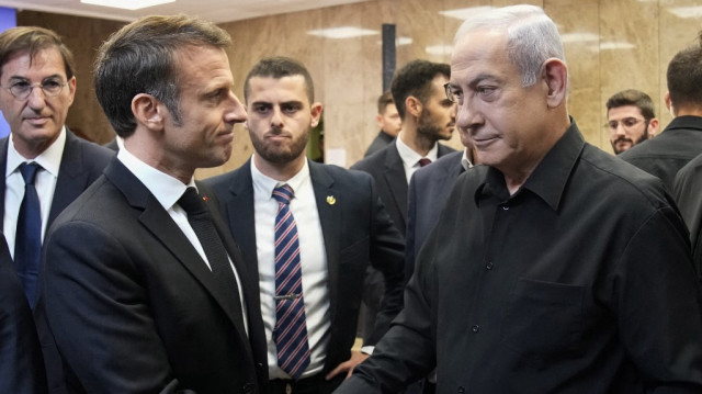 Le Premier ministre israélien Benjamin Netanyahu (à droite) serre la main du président français Emmanuel Macron (à gauche) après leur conférence de presse commune à Jérusalem, le 24 octobre 2023.