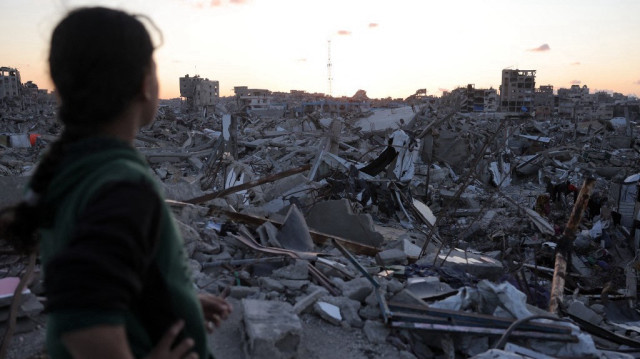 Une fille au milieu des décombres à Jabalia, dans le nord de la bande de Gaza, le 14 avril 2025.