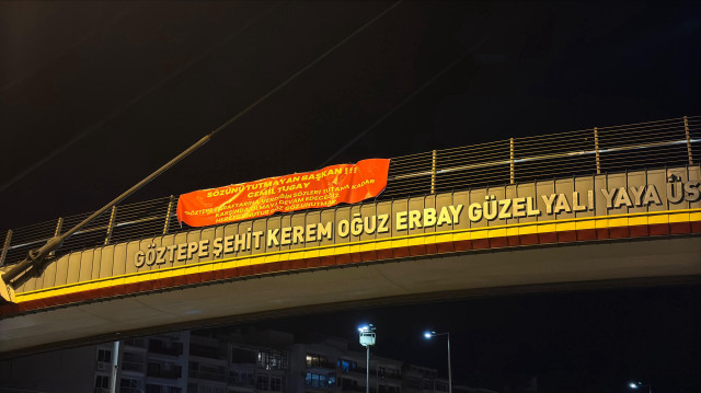 Göztepe taraftarının üst geçide astığı pankart