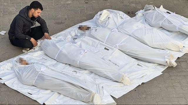 Gazze Şeridi'nde enkaz altında hâlâ binlerce ölü olduğu belirtiliyor.