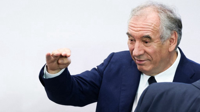 Le Premier ministre français François Bayrou fait un geste avant de diriger une conférence sur les finances publiques à Paris, le 15 avril 2025.