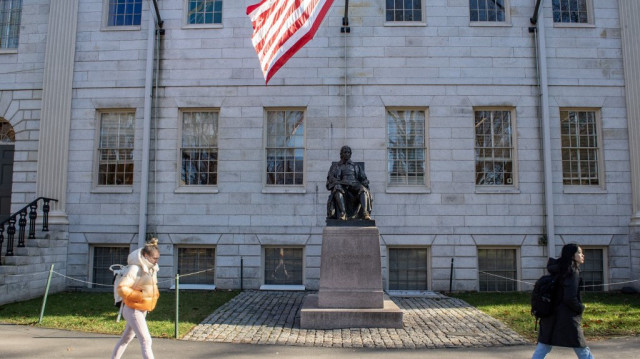 Des personnes traversent Harvard Yard à l'université de Harvard à Cambridge, Massachusetts, le 12 décembre 2023. L'université d'élite américaine Harvard a risqué des milliards de dollars de financement fédéral le 14 avril 2025 en rejetant une liste de demandes radicales qui, selon l'administration Trump, visent à sévir contre l'antisémitisme sur les campus.