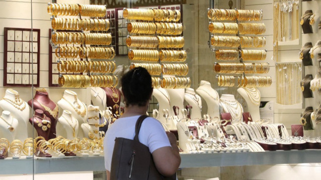 Une femme regarde des bijoux exposés chez un bijoutier à Ankara.