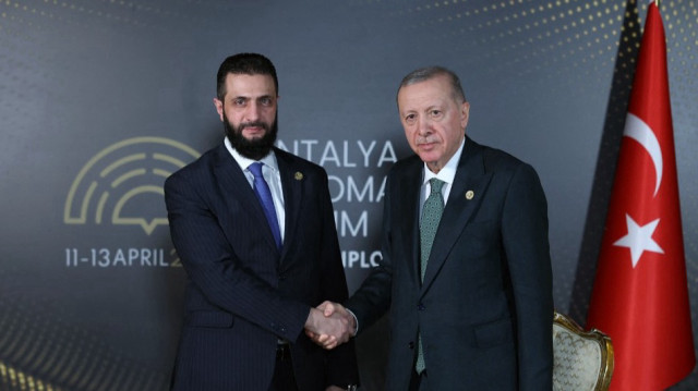 Le président turc Recep Tayyip Erdogan serre la main du président syrien Ahmed al-Sharaa.