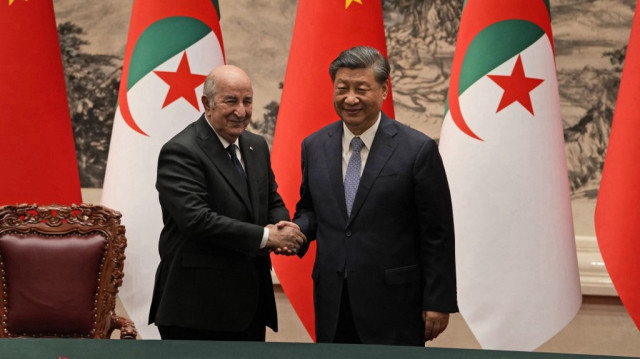 Le président chinois Xi Jinping (à droite) serre la main du président algérien Abdelmadjid Tebboune après une cérémonie de signature au Grand Hall du Peuple à Pékin, le 18 juillet 2023.