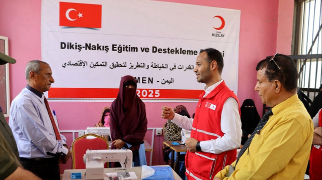 الهلال الأحمر التركي يوزع آلات خياطة على نزيلات سجن بعدن اليمنية