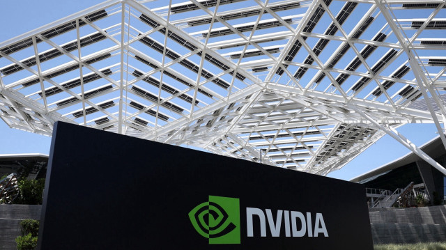 NVIDIA a annoncé mardi soir que ses résultats du premier trimestre fiscal (février à avril) devraient inclure jusqu’à 5,5 milliards de dollars de charges exceptionnelles.