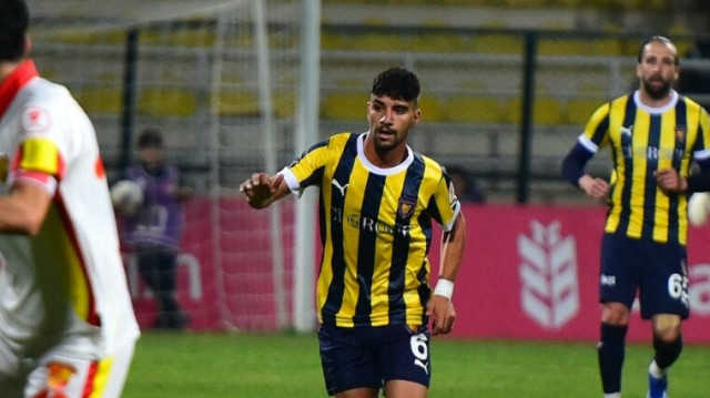 Cebrail İrtürk orta saha bölgesinin dışında sağ bekte de görev yapabiliyor.