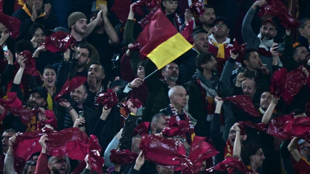 Les supporters de l'AS Roma encouragent leur équipe lors du match de Serie A italienne entre la Lazio et la Roma, au Stade olympique de Rome, le 13 avril 2025.