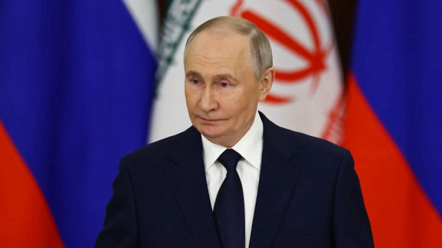 Le président russe Vladimir Poutine assiste à la cérémonie de signature de documents avec le président iranien à la suite de leurs entretiens au Kremlin, à Moscou, le 17 janvier 2025.