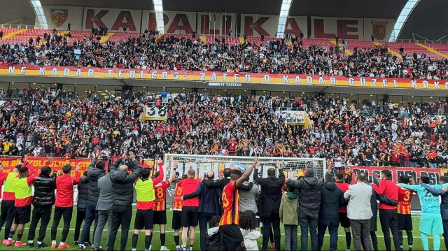 Kayserisporlu futbolcular galibiyeti taraftarıyla kutladı.