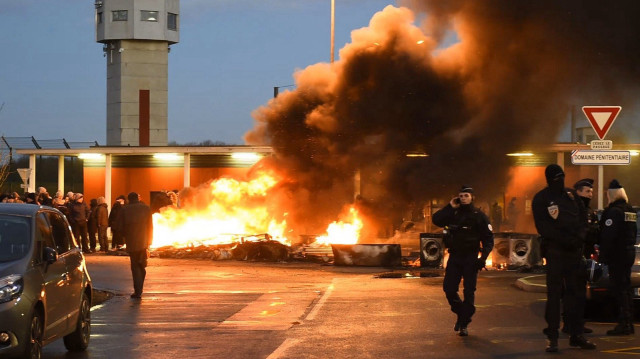Au moins huit prisons françaises ont été touchées au cours de la nuit du 14 au 15 avril 2025, ce que les autorités considèrent comme un message direct de la part du monde de la drogue.