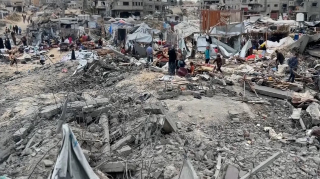 إبادة مستمرة.. الاحتلال يقتل 6 فلسطينيين بقصف خيام وشقة بمدينة غزة