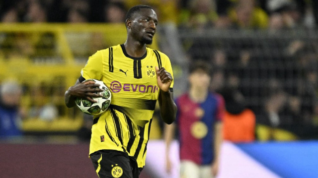 L'attaquant guinéen de Dortmund, Serhou Guirassy, célèbre son troisième but lors du match retour des quarts de finale de la Ligue des champions UEFA entre le BVB Borussia Dortmund et le FC Barcelone, à Dortmund, le 15 avril 2025.