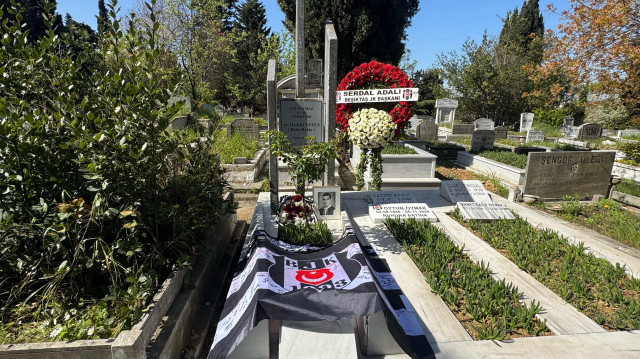 Beşiktaş Kulübünün eski başkanı ve futbol takım kaptanlarından "Baba Hakkı" lakaplı Hakkı Yeten, vefatının 36. yıl dönümünde Zincirlikuyu Mezarlığı'nda bulunan kabri başında anıldı.
