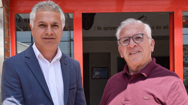 Kulüp başkanı Seyit Mehmet Özkan, teknik direktör Namet Ateş ile el sıkıştı.
