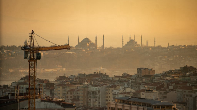 Les mosquées Sultanahmet et Sainte-Sophie avec une grue de construction au premier plan à Istanbul.