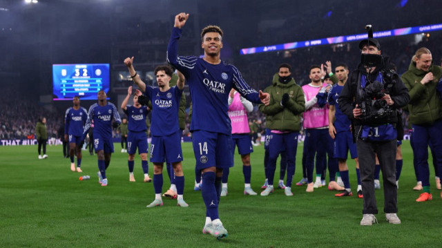 Les joueurs du Paris Saint-Germain célèbrent leur qualification après le match retour des quarts de finale de la Ligue des champions contre Aston Villa, à Birmingham, le 15 avril 2025.