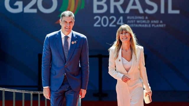 Photo diffusée par le service de presse du G20 montrant le Premier ministre espagnol Pedro Sanchez et son épouse Begona Gomez arrivant au Musée d'art moderne (MAM) pour assister à la première session de la réunion des dirigeants du G20 à Rio de Janeiro, Brésil, le 18 novembre 2024.