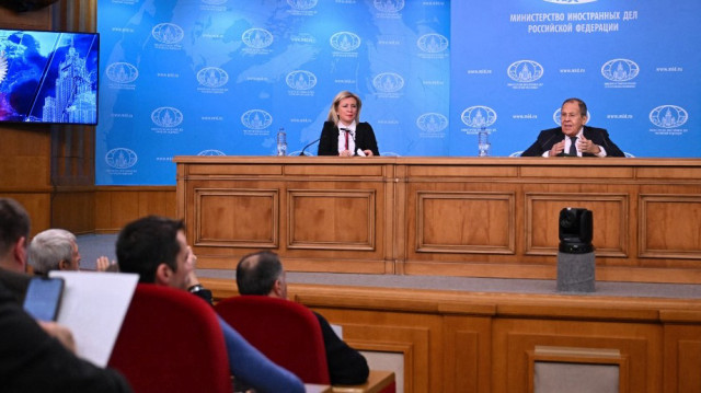 Le ministre russe des affaires étrangères, Sergei Lavrov, entouré de la porte-parole du ministère, Maria Zakharova, donne sa conférence de presse annuelle de fin d'année au siège du ministère russe des affaires étrangères à Moscou, le 14 janvier 2025.