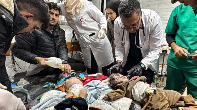 Des médecins prodiguent des soins à deux jeunes victimes à l'intérieur de l'hôpital Kamal Adwan après une frappe israélienne qui a touché une zone proche de l'établissement médical à Beit Layia dans le nord de la bande de Gaza tôt le 21 novembre 2024,