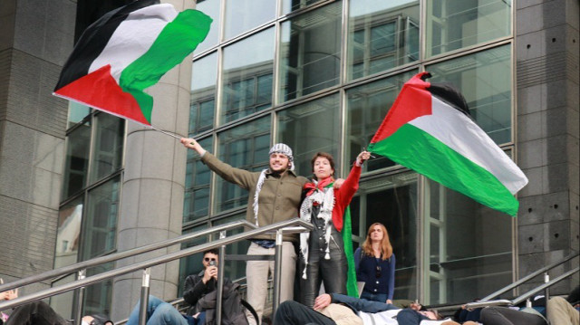 باريس.. صحفيون فرنسيون يتظاهرون دعما لزملائهم الفلسطينيين بغزة