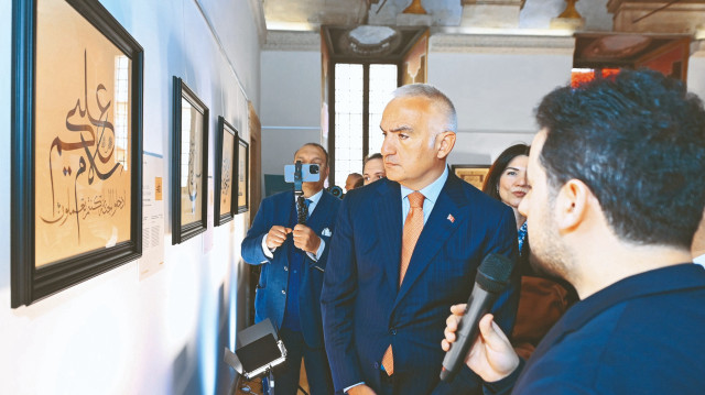 Açılış konuşmalarının ardından Bakan Ersoy, sergilenen 18 eseri tek tek incelerken, eserlere dair bilgi aldı.