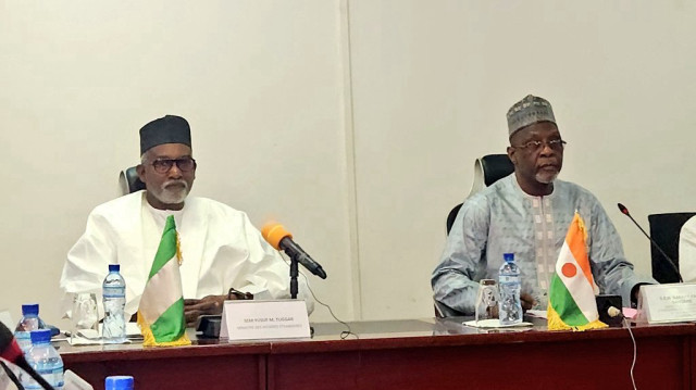 Le ministre nigérian des Affaires étrangères Yusuf Tuggar et son homologue nigérien Bakary Yaou Sangaré, le 16 avril 2025, à Niamey, au Niger.