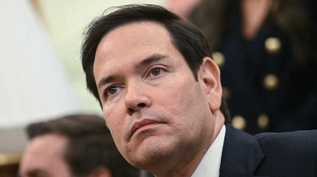 Le secrétaire d'État américain Marco Rubio écoute le président Donald Trump rencontrer le président du Salvador, Nayib Bukele, dans le bureau ovale de la Maison Blanche à Washington, DC, le 14 avril 2025.