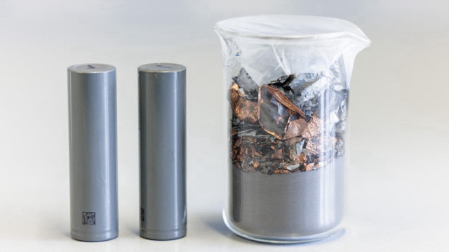 Une batterie lithium-ion écrasée avec des feuilles d'aluminium, des feuilles de cuivre et des particules de boîtier en haut, dans la section grossière, et la « masse noire » avec le graphite usagé, le cobalt, le nickel et le manganèse en bas, dans la fraction fine, dans un laboratoire de l'Institut Helmholtz de Freiberg pour la technologie des ressources à Freiberg, dans l'est de l'Allemagne.