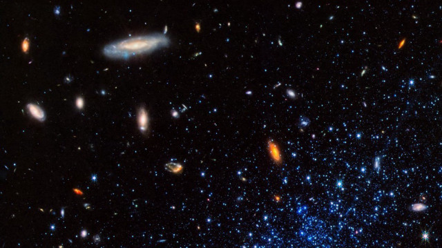 Une image incroyable d'une partie de la galaxie naine Leo P (étoiles bleues dans le coin inférieur droit), située à 5 millions d'années-lumière, avec de nombreuses galaxies lointaines en arrière-plan. L'image a été prise par le télescope James Webb.
