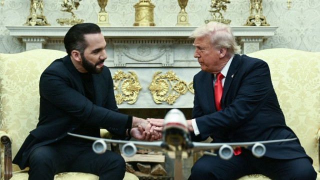 Le président américain Donald Trump rencontre le président du Salvador, Nayib Bukele, dans le bureau ovale de la Maison Blanche à Washington, DC, le 14 avril 2025.