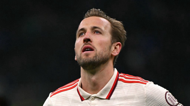 L'attaquant anglais du Bayern Munich, le numéro 9 Harry Kane, réagit à la fin du match retour des quarts de finale de la Ligue des champions entre l'Inter Milan et le Bayern Munich, au stade San Siro de Milan, le 16 avril 2025.