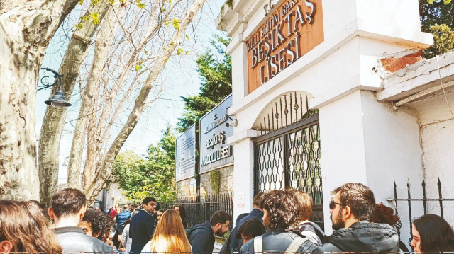 Okula zorla girmek isteyen ve provokasyonlarla vatandaşları tahrik eden Birgün Gazetesi muhabiri, okul müdürünün öğrencilerin üzerine yürüdüğünü ve öğrencileri tehdit ettiğini söyleyerek sosyal medya hesabından kışkırtıcı paylaşımlar yaptı.