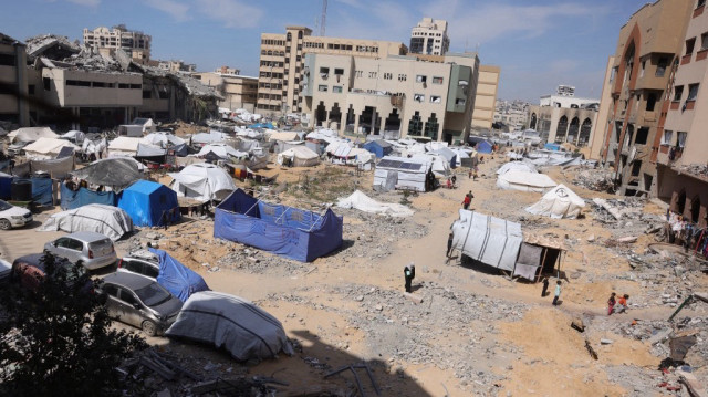 Une vue partielle montre des tentes abritant des Palestiniens déplacés sur le campus de l'Université islamique de la ville de Gaza, le 16 avril 2025.