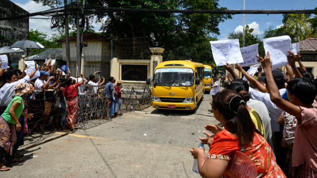 Des proches se rassemblent autour d'un bus transportant des prisonniers libérés de la prison d'Insein pour commémorer le nouvel an bouddhiste à Yangon, le 17 avril 2025. Le gouvernement militaire du Myanmar a déclaré qu'il allait libérer près de 5 000 prisonniers dans le cadre d'une amnistie à l'occasion des festivités du nouvel an bouddhiste.