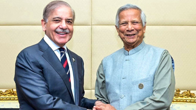 Le Premier ministre du Pakistan, Shehbaz Sharif (à gauche), serre la main du dirigeant intérimaire du Bangladesh, Muhammad Yunus, lors d'une rencontre bilatérale en marge du sommet du D-8 au Caire, le 19 décembre 2024.