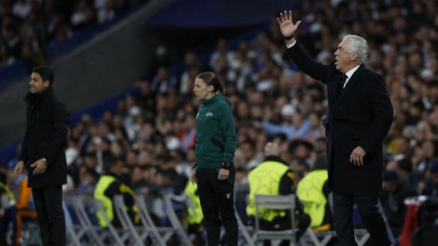 L'entraîneur italien du Real Madrid, Carlo Ancelotti, lors du match retour des quarts de finale de la Ligue des champions de l'UEFA entre le Real Madrid CF et Arsenal, au stade Santiago Bernabéu à Madrid, le 16 avril 2025.