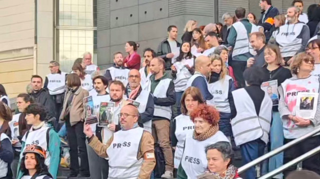 Mercredi 16 avril, sur les marches de l’Opéra Bastille à Paris, des dizaines de journalistes se sont réunis pour rendre un hommage solennel à leurs confrères palestiniens tués à Gaza.